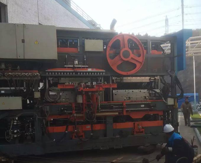 青島某工廠大型吹塑機(jī)設(shè)備搬遷吊裝現(xiàn)場(chǎng)